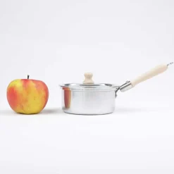 Stieltopf aus Aluminium mit Holzgriff